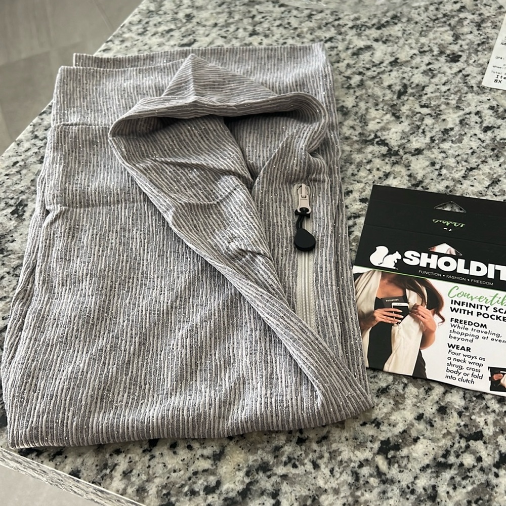 Sholdit infiniti scarf with zipper pocket